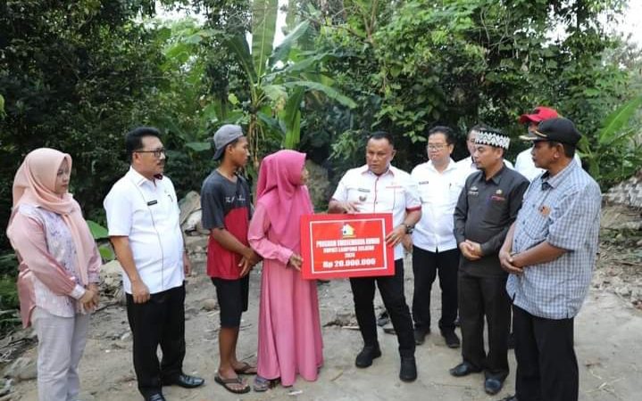 Gercep, Nanang Ermanto Salurkan Bantuan Kepada Korban Rumah Roboh di Kec Ketapang
