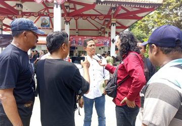 Diduga Pengelolaan Keuangan Kios Desa Amburadul, Warga di Mojokerto Gerudug Kantor Kecamatan Dlanggu