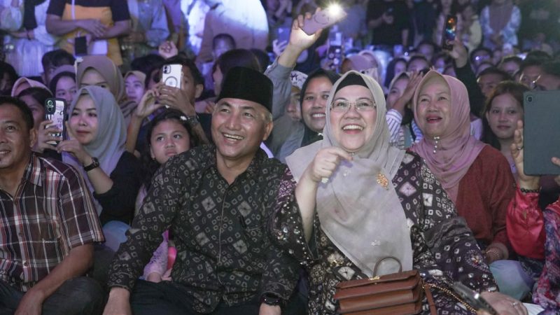 Membaur Bareng Warga Saat Pembukaan MTQ XXX, Sekda Apriyadi dan Istri Tuai Pujian