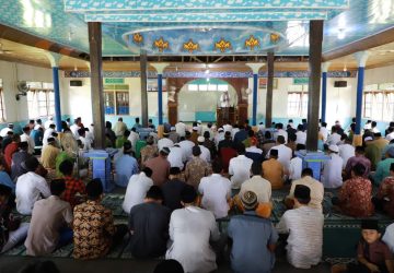 Bupati Tanjabbar Laksanakan Safari Jumat di Masjid Raya Nurul Salaf Sungai Gebar