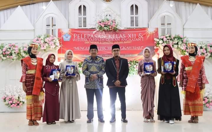 Bupati Tanjabbar Hadiri Pelepasan Siswa/i Kelas XII dan Wisuda Tahfizul Qur’an Juz 30 SMAN 08