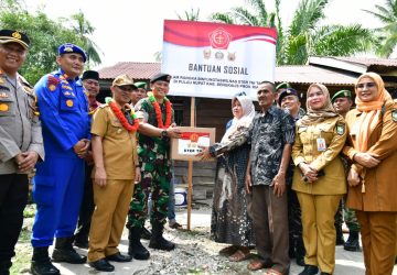 Wabup Dampingi Paban VI/Taswilnas Ster TNI Serahkan Bansos ke Warga Rupat