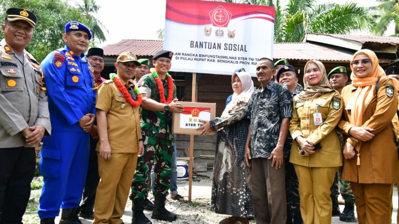 Wabup Dampingi Paban VI/Taswilnas Ster TNI Serahkan Bansos ke Warga Rupat