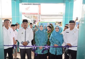 Bupati Tanjabbar Didampingi Hj Fadhilah Sadat Meresmikan Gedung Baru Sekretariat PKK