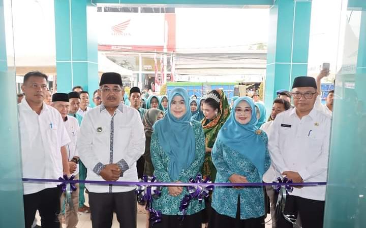 Bupati Tanjabbar Didampingi Hj Fadhilah Sadat Meresmikan Gedung Baru Sekretariat PKK
