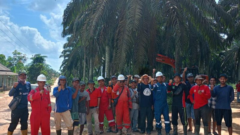 Warga Desa Nusa Serasan Antusias Bersihkan Tanam Tumbuh Dekat Jaringan PLN