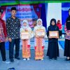 Kades Sumardi Berikan Piagam Penghargaan dan Uang Pembinaan Terhadap 3 Siswi Berprestasi