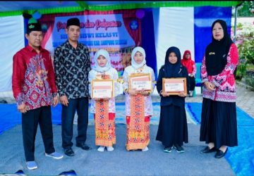 Kades Sumardi Berikan Piagam Penghargaan dan Uang Pembinaan Terhadap 3 Siswi Berprestasi