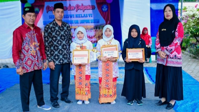 Kades Sumardi Berikan Piagam Penghargaan dan Uang Pembinaan Terhadap 3 Siswi Berprestasi