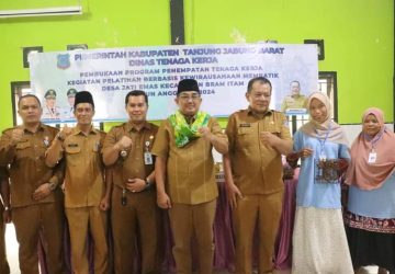 Bupati Tanjabbar Ingatkan Pejabat Pemdes Jati Emas agar Teliti dalam Penggunaan APBDesa