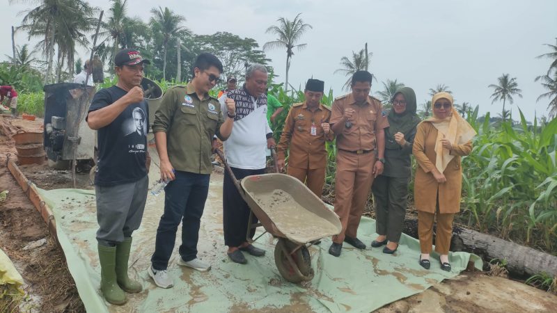Pemdes Tridarmayoga Kembali Lanjutkan Pembangunan Jalan Pertanian di Gg. Kakao
