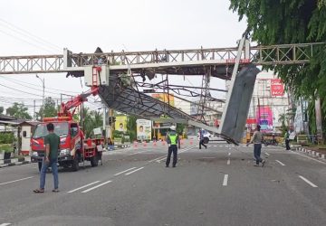 Tindakan Tegas Polres dan Pemkab Bengkalis, Billboard Milik Swasta yang Membahayakan Masyarakat Dibongkar