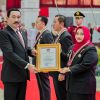 Bupati Kasmarni Raih Penghargaan Kartika Pamong Praja Muda dan Lencana Alumni Kehormatan IPDN