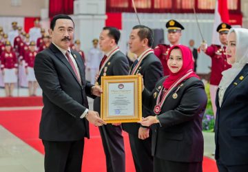 Bupati Kasmarni Raih Penghargaan Kartika Pamong Praja Muda dan Lencana Alumni Kehormatan IPDN