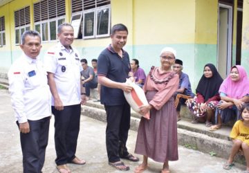 Peduli Siaga Bencana, Pj Sekda Kampar Salurkan Bantuan Sembako di Desa Kebun Tinggi