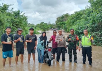 Pemdes Desa Karang Raja Bersama Babinsa dan Babinkhantibnas Tinjau Banjir