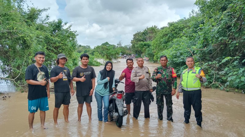 Pemdes Desa Karang Raja Bersama Babinsa dan Babinkhantibnas Tinjau Banjir