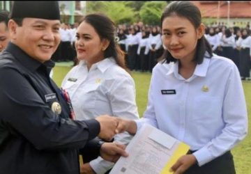 PJ Bupati Sarolangun Bachril Bakri Serahkan SK PPPK Secara Simbolis, Tegaskan Tak Boleh Ajukan Pindah Tugas