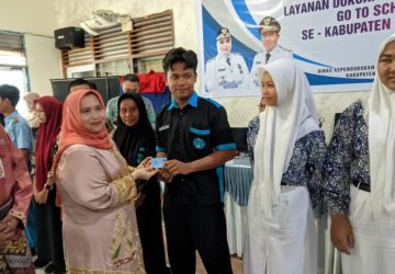 Bupati Kasmarni “Go To School di SMAN 1 Bengkalis” Bagikan KTP dan KIA