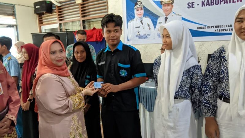 Bupati Kasmarni “Go To School di SMAN 1 Bengkalis” Bagikan KTP dan KIA