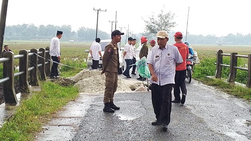 Jembatan Jl Poros Kecamatan Sragi Ambrol, Truck Dilarang Melintas Dan Lalin Dialihkan