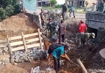 Jelang Penutupan TMMD ke-120, Satgas Kodim 0421/LS Bersama Warga Kebut Pemasangan Bronjong Sepanjang 500 Meter