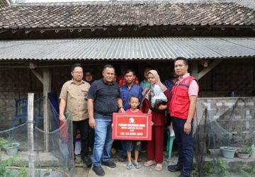 Nanang Ermanto Serahkan Bantuan 7 Unit Bedah Rumah di Kalianda