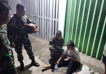 Aksi Sigap Prajurit Yonif 141/AYJP Bantu Warga Kecelakaan