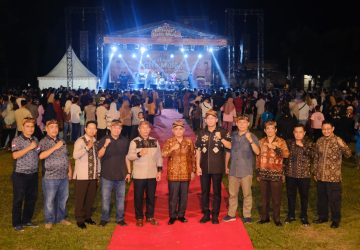 Duet Bareng Gita Youbi, Pj Bupati Sandi Fahlepi Hibur  Penonton Pada Pembukaan Festival Tirto Mulyo Desa Tegal Mulyo