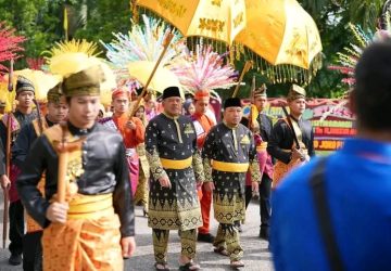 Berhasil Bawa Negeri Siak Berkemajuan, Bupati dan Wakil Bupati Siak Terima Gelar Adat