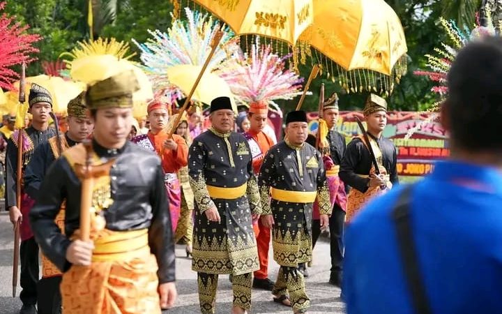 Berhasil Bawa Negeri Siak Berkemajuan, Bupati dan Wakil Bupati Siak Terima Gelar Adat
