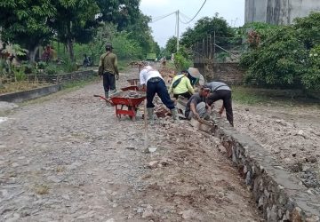 Perkuat Tepi Jalan Desa, Pemdes Sukapura Bangun TPT Akses Menuju ke Jalan Pertanian