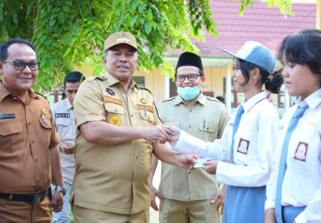 Bupati Siak Alfedri Serahkan KTP-El Kepala Pelajar SMK 1 Koto Gasib