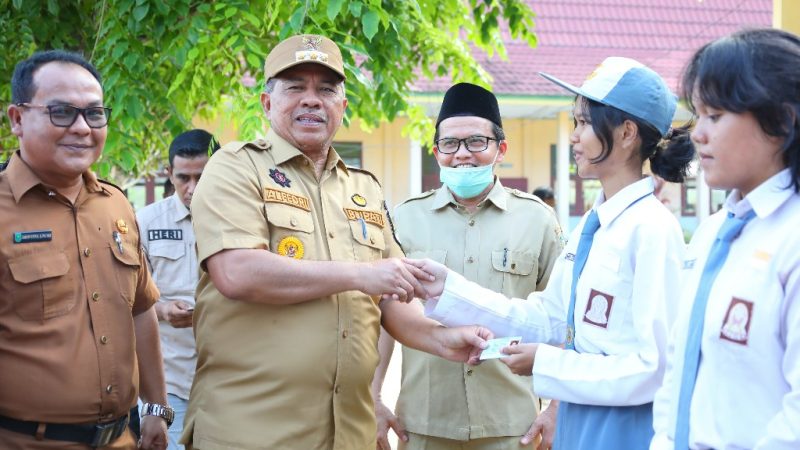 Bupati Siak Alfedri Serahkan KTP-El Kepala Pelajar SMK 1 Koto Gasib