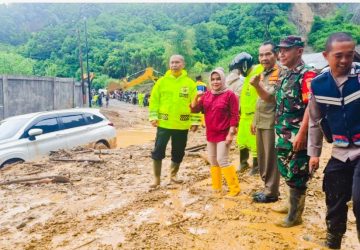 Gerak Cepat, PUPR Kerinci Bersihkan Material Longsor