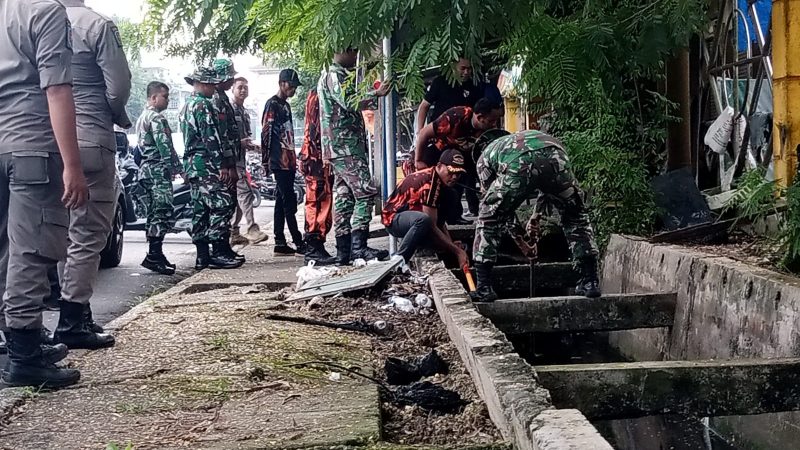Peringati HUT Kodam 1/BB Ke-74, Kodim 0302 Inhu dan PAC Pemuda Pancasila Kecamatan Rengat Gelar Gotong Royong Bhakti Sosial