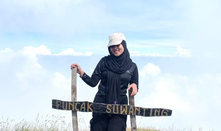 Ikuti Jejak dan Bakat Sang Ayah, Ummul Nanda Ridhotun Mahasiswi UNILA Sukses Taklukkan Gunung Merbabu