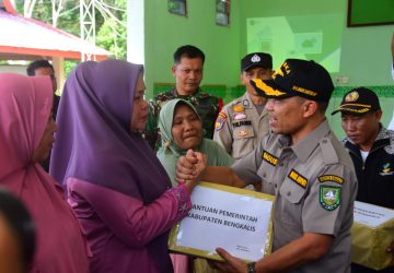 Beri Bantuan Sembako Kepada Keluarga Nelayan, Bupati Pinta Keluarga Terus Berdoa dan Bersabar