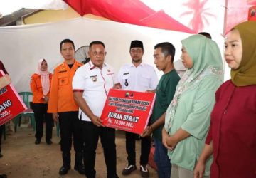 Nanang Ermanto Serahkan Bantuan Untuk 121 Rumah Terdampak Puting Beliung Nanang Ermanto Serahkan Bantuan Untuk 121 Rumah Terdampak Puting Beliung