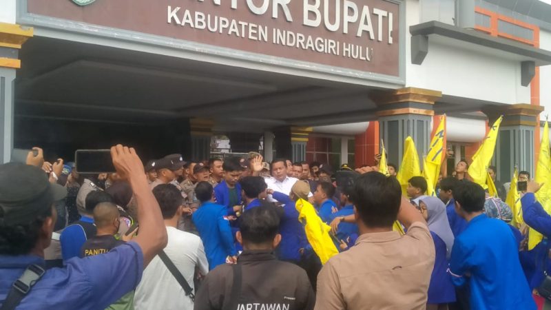 Desak Perusahaan Tambang Agar Ditindak, F-MIM dan PC PMII Demo dan Orasi di Kantor Bupati Inhu