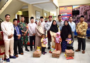 Komitmen untuk Tekan Angka Stunting, Pj Sekda Kampar Serahkan Bantuan Anak Stunting di Koto Kampar Hulu