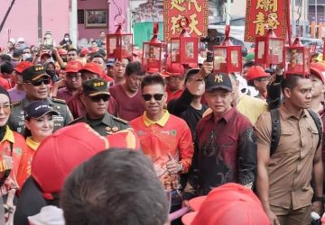 Puluhan Ribu Masyarakat Saksikan Pembakaran Replika Kapal Tongkang