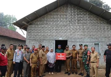Bupati Nanang Ermanto Serahkan 3 Bantuan Bedah Rumah di Desa Karang Anyar Jati Agung