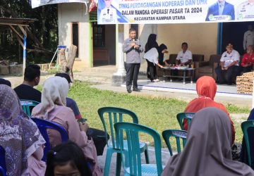 Konsisten Kendalikan Harga Pasar, Pj Sekda Kampar Buka Operasi Pasar di Desa Muara Jalai Kampar Utara