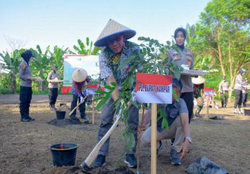 Perwakilan Pj Bupati Kampar, Asisten III Setda Kampar Tanam 1000 Pohon dalam Rangka Bakti Sosial Hari Bhayangkara ke-78