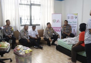 Wakapolresta Barelang Bersama PJU Polda Kepri Dampingi Wakapolda Kepri Home Visit Ke Kediaman Personel Polda Kepri Yang Sedang Sakit