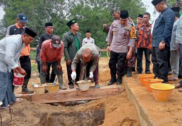 Staf Ahli Bupati Inhu Bidang Pembangunan Letakkan Batu Pertama Kantor Cabang Nahdlatul Ulama Desa Tajir, Kabupaten Inhu
