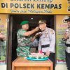 Danramil 03/Tempuling Berikan Surprise Ucapan Hari Bhayangkara ke-78 ke Polsek Kempas