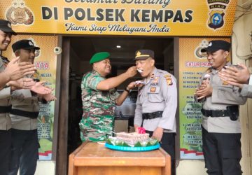 Danramil 03/Tempuling Berikan Surprise Ucapan Hari Bhayangkara ke-78 ke Polsek Kempas