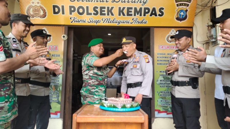 Danramil 03/Tempuling Berikan Surprise Ucapan Hari Bhayangkara ke-78 ke Polsek Kempas